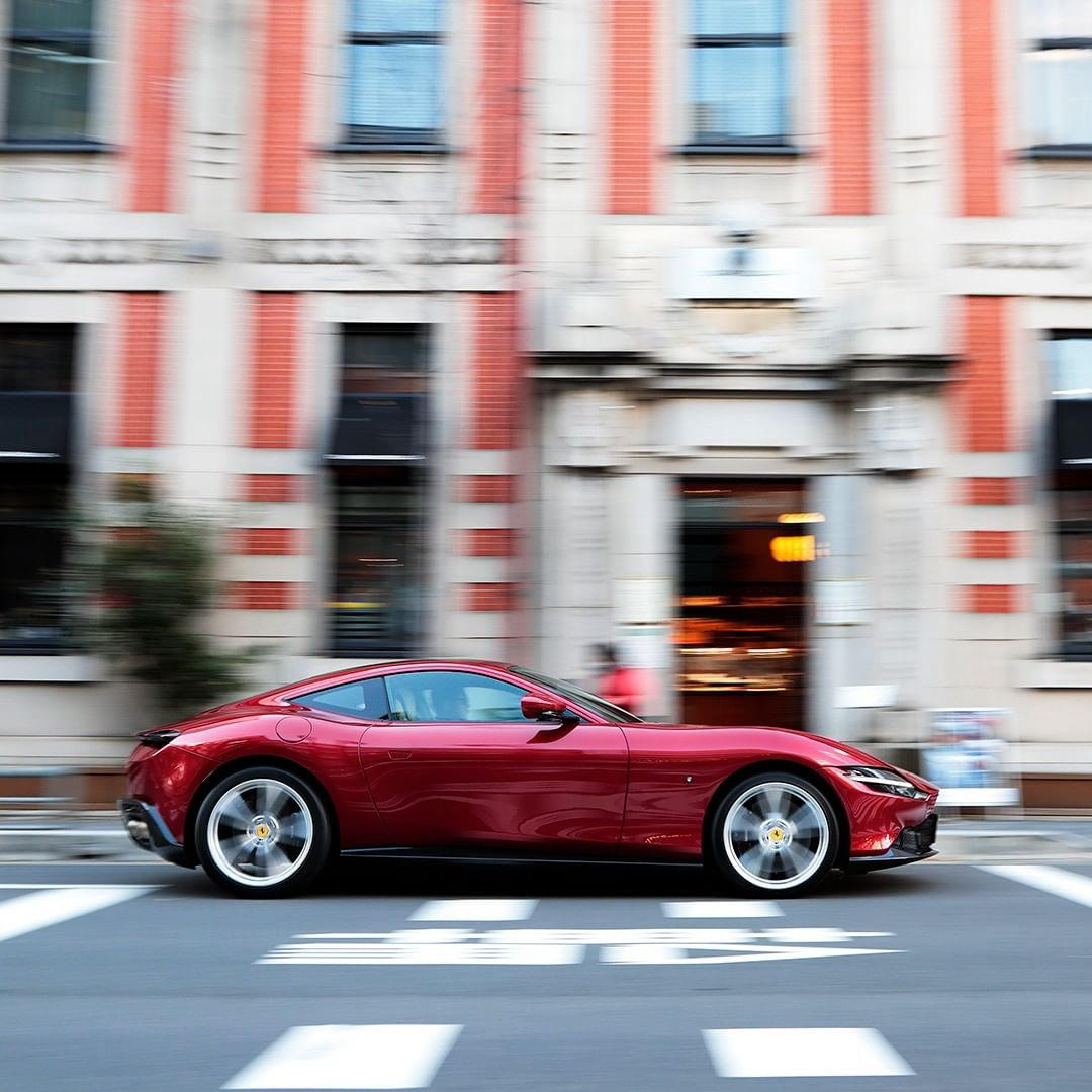 image  1 Ferrari - In the city