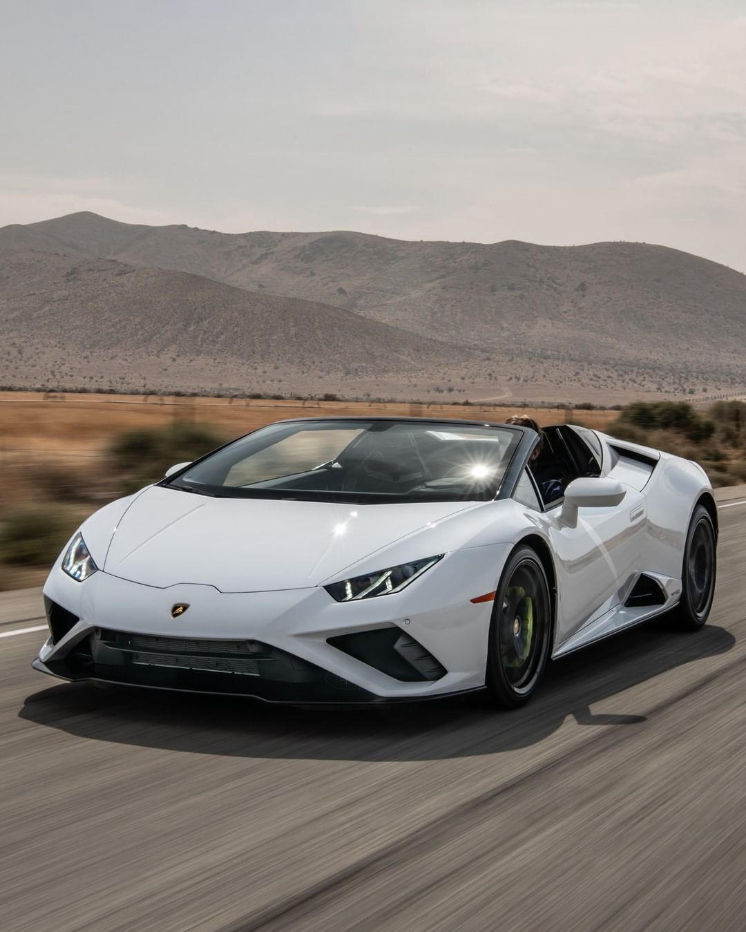 Lamborghini - The open road is where Huracán EVO RWD Spyder truly shines