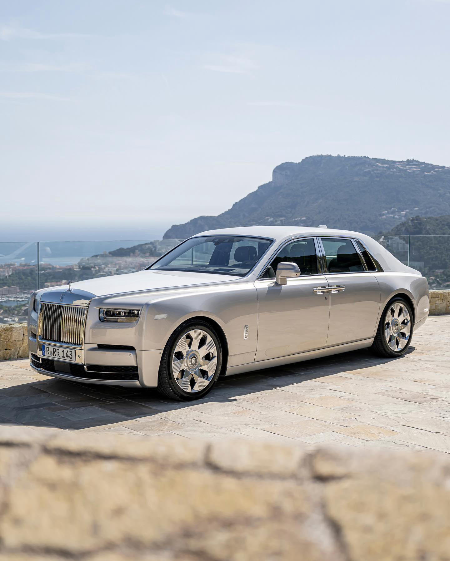 Rolls-Royce Motor Cars - The side profile of Phantom Series II is enlivened by 3D-milled Dynamic